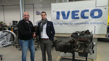 IVECO geeft motor voor leerlingen af