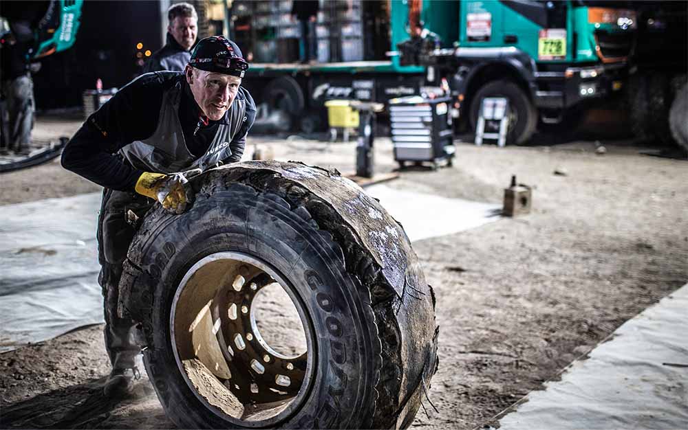 Dakar etappe 5 bivak, monteur rolt band